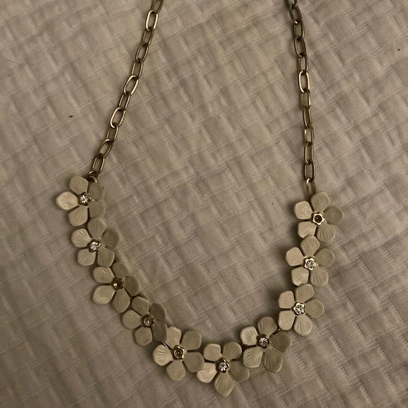 White flower floral necklace - Picture 3 of 6